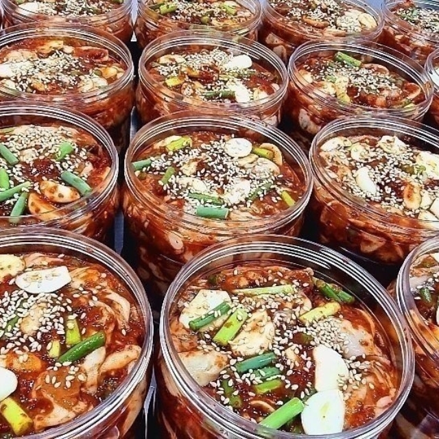 싱싱한 굴무침과 굴깍두기